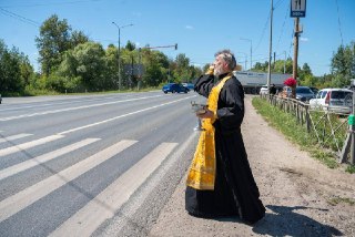 Окропление перекрестка: Митрополит Серафим молился о безопасности